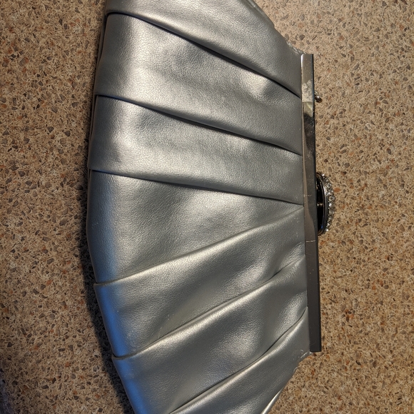 Clutch - Picture 3 of 3